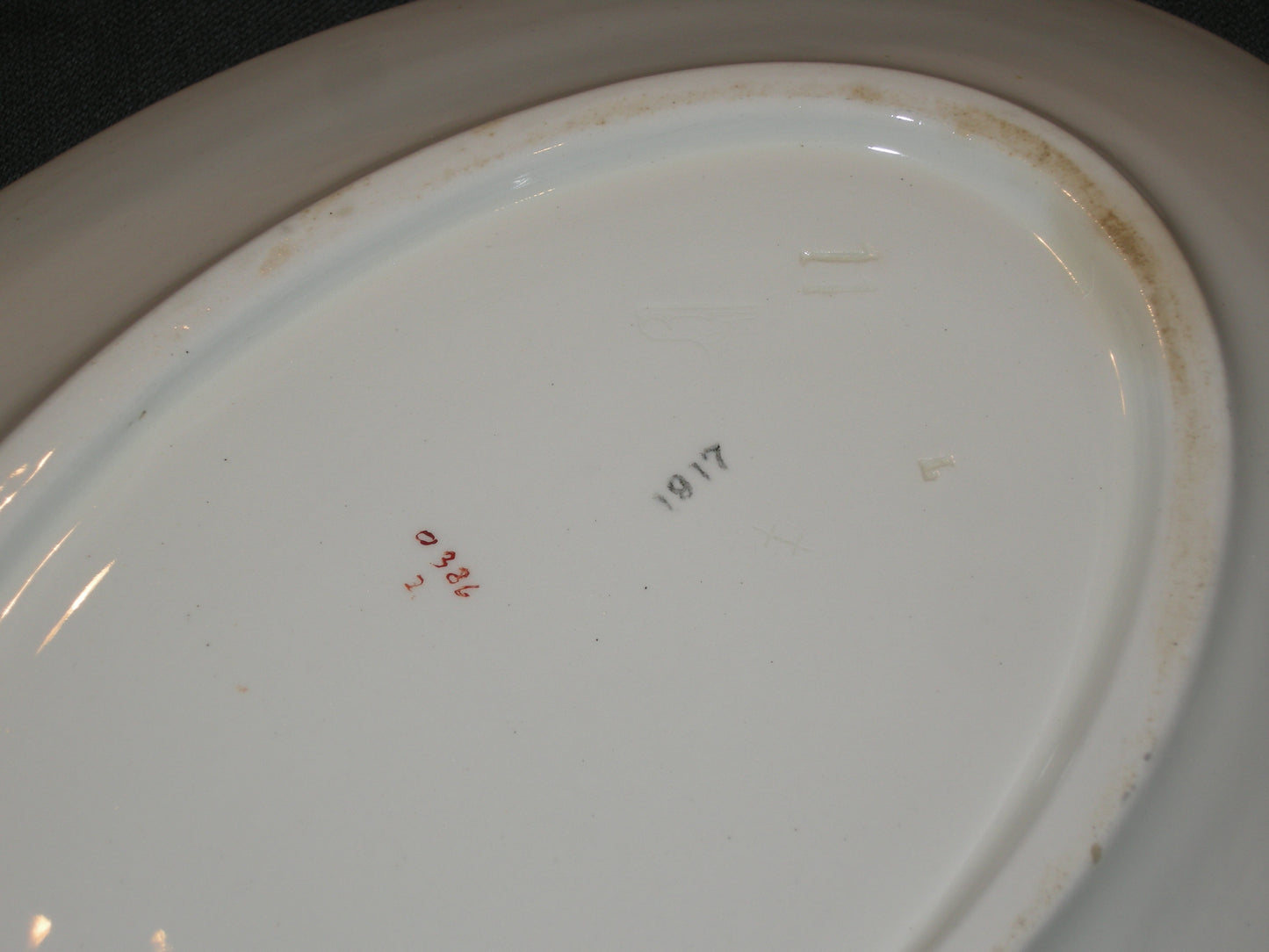 Petrus Regout decor 0386 vleesschaal 31,5 cm. met bruine vlekjes