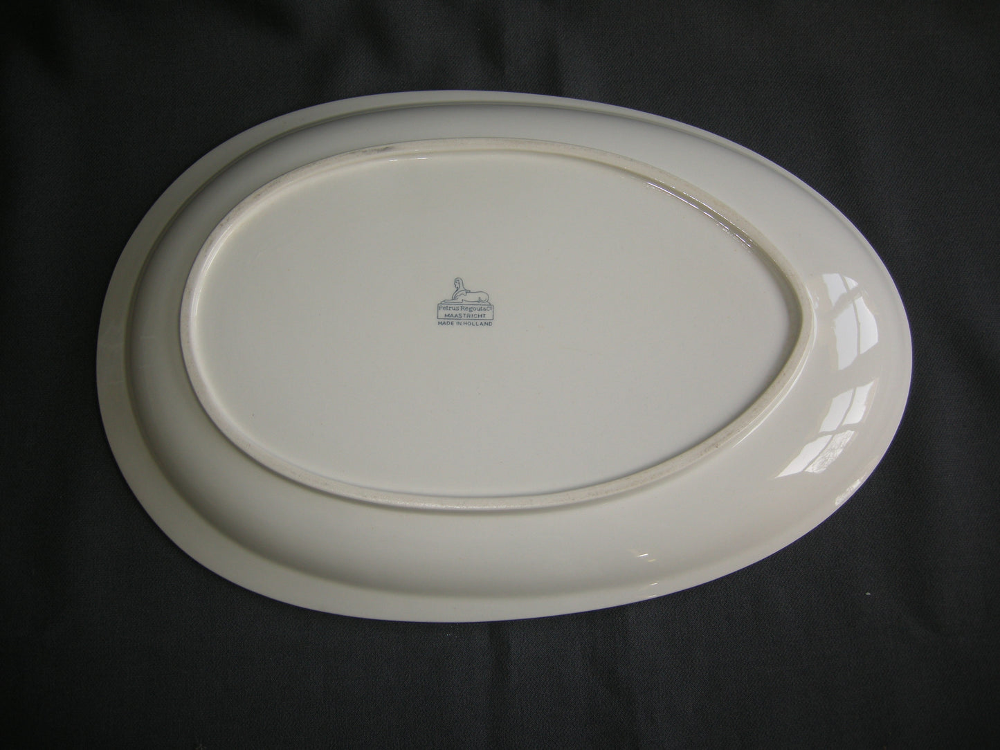Petrus Regout bloem 3 vleesschaal 32,5 cm.