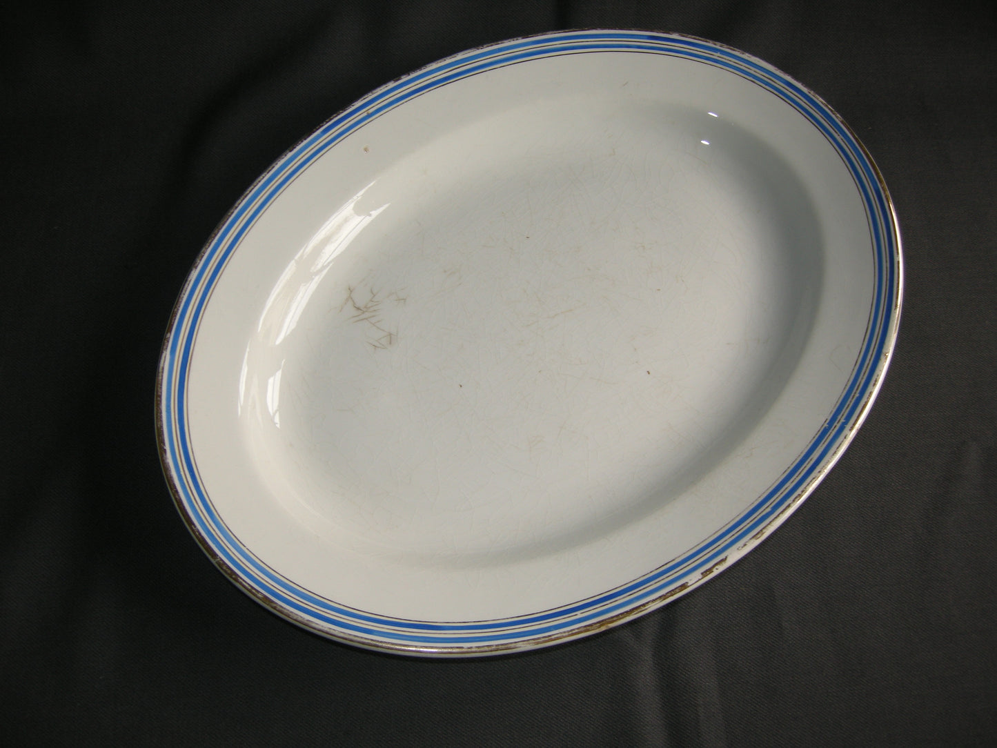 Faiencerie D'onnaing (Nord) roomwit - kobaltblauw vleesschaal 33,5 cm.