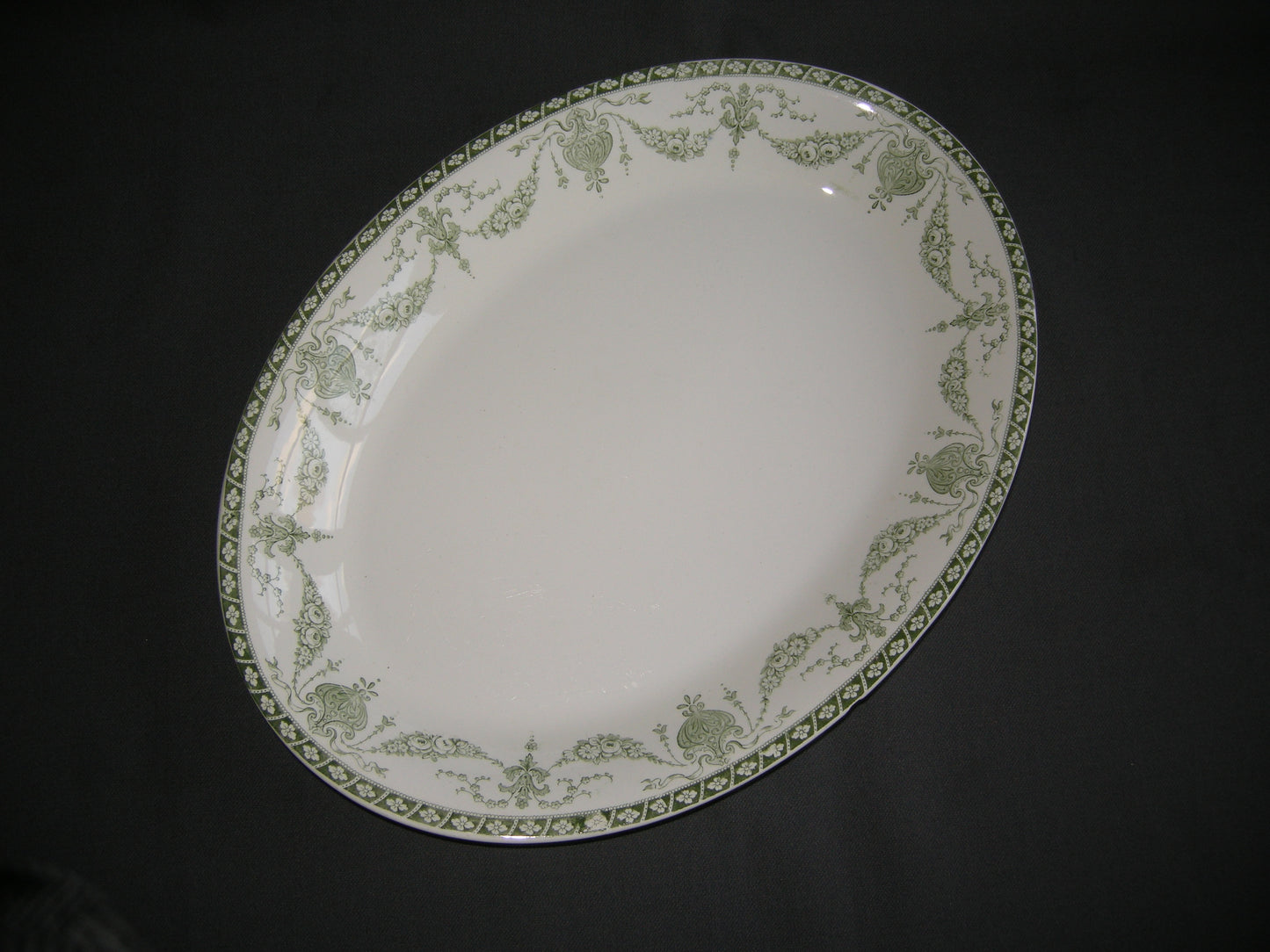 F.W. & Co. Romney vleesschaal 36 x 27 cm. met beschadiging