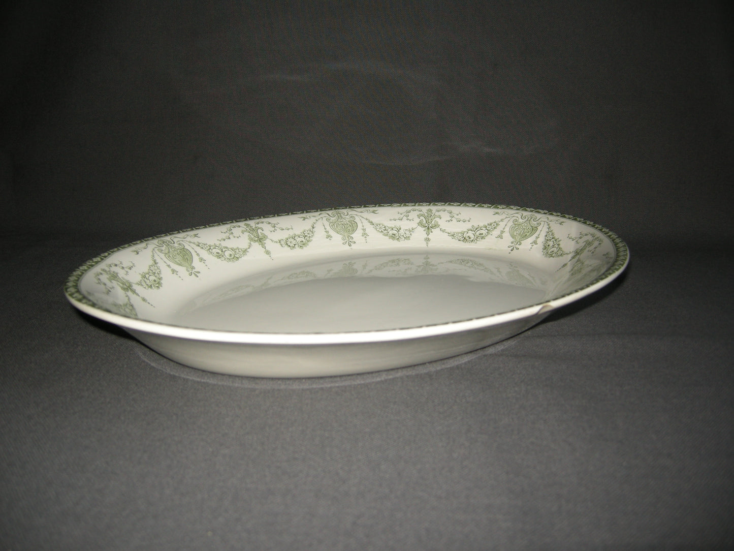 F.W. & Co. Romney vleesschaal 36 x 27 cm. met beschadiging