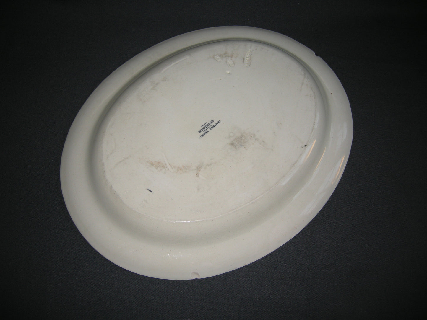 Wedgwood Moustiers vleesschaal 37 x 29,5 cm. met gebruikerssporen