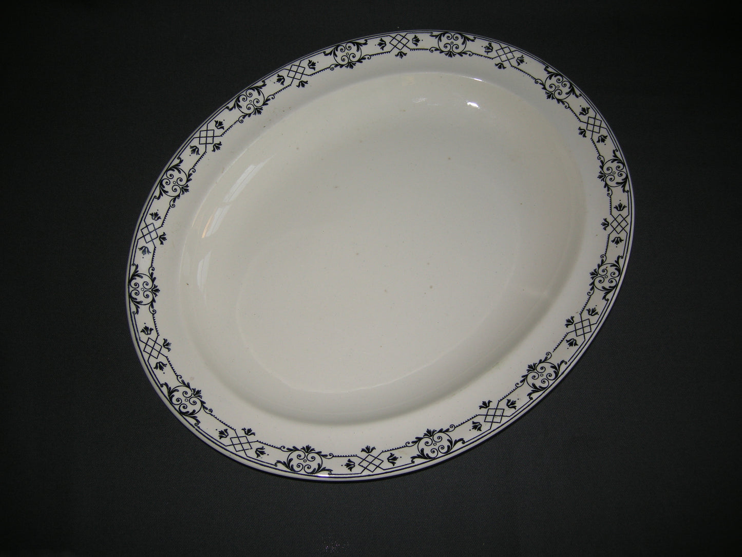 Wedgwood Moustiers vleesschaal 37 x 29,5 cm.