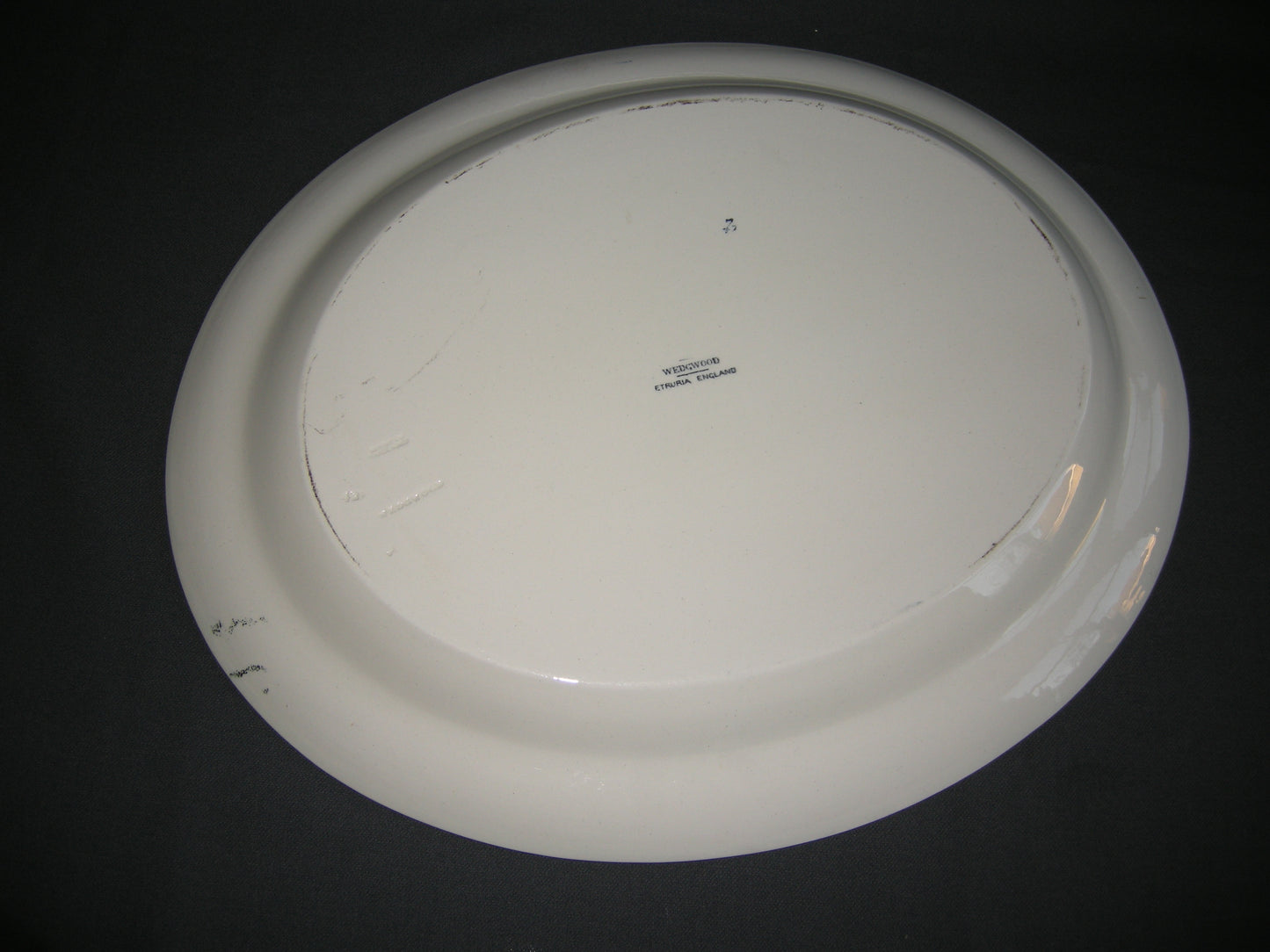 Wedgwood Moustiers vleesschaal 42,5 x 35,5 cm. lichte verkleuring