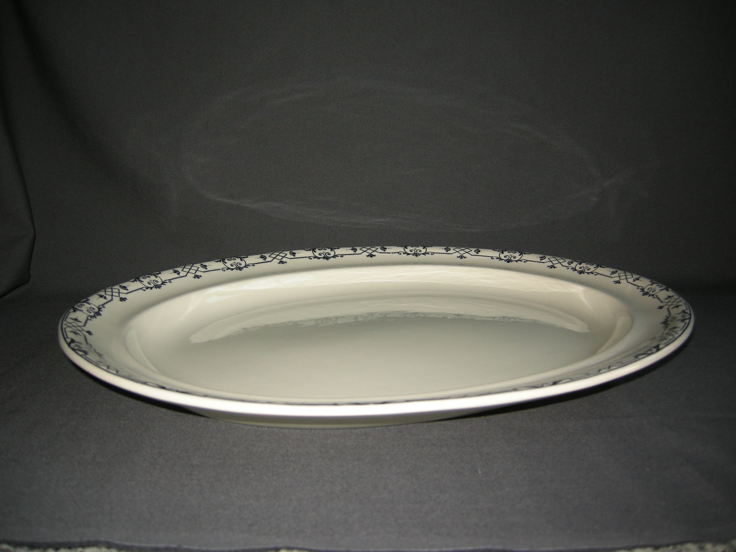 Wedgwood Moustiers vleesschaal 47 x 39 cm.