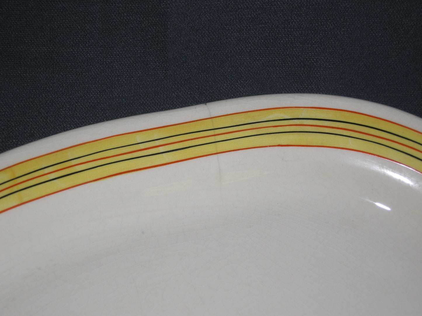MOSA plateel roomwit met geel / zwart / oranje vleesschaal