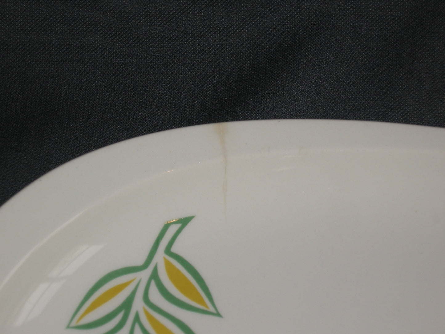 Petrus Regout roomwit met pastelkleurige bloem vleesschaal