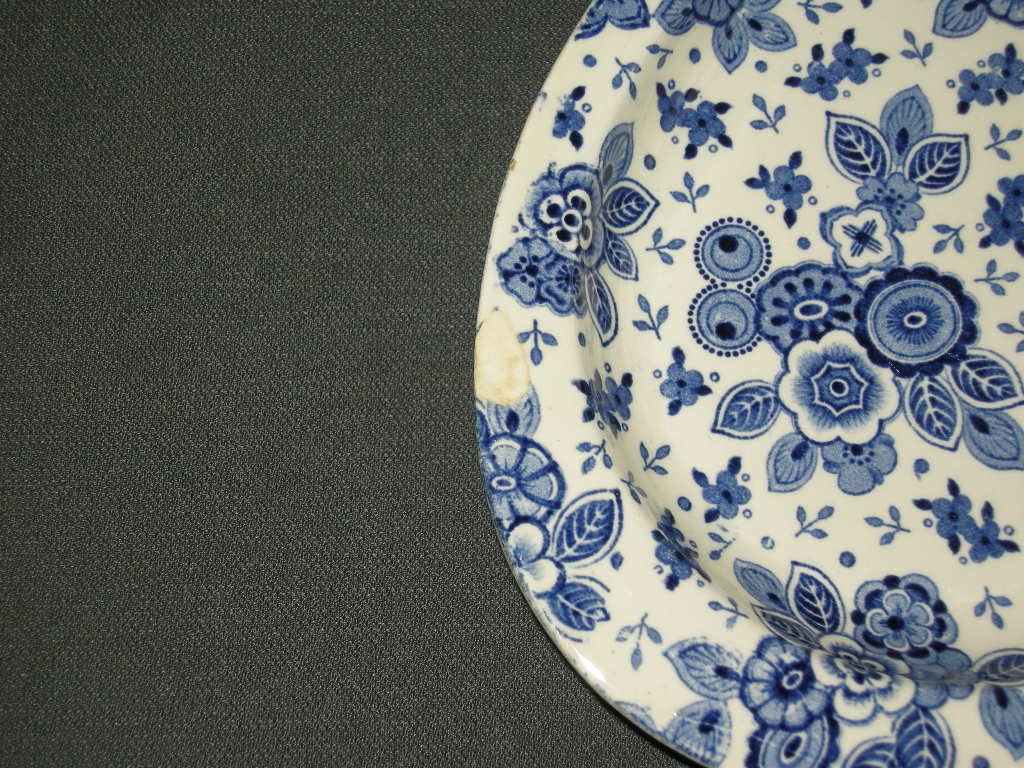 Societe Ceramique Beatrix presenteerschaaltje met rand 25 x 16 x 2 cm. met beschadiging
