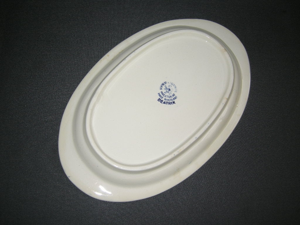 Societe Ceramique Beatrix presenteerschaaltje met rand 25 x 16 x 2 cm. met beschadiging