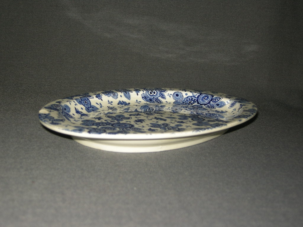 Societe Ceramique Beatrix presenteerschaaltje met rand 25 x 16 x 2 cm. met beschadiging