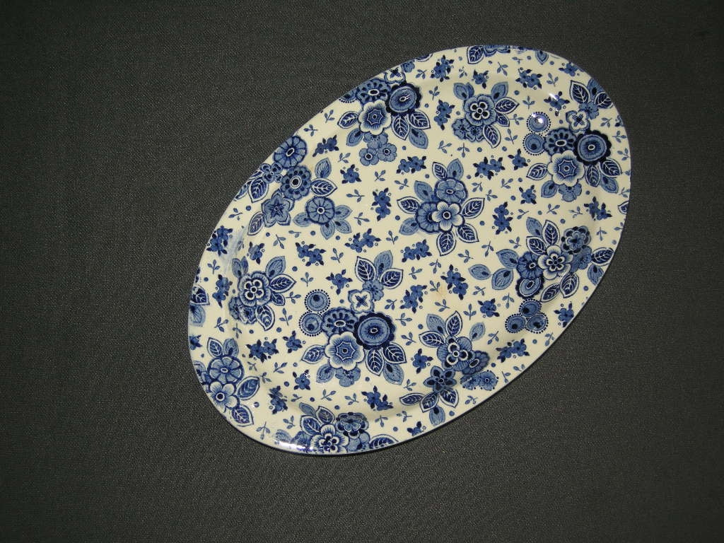 Societe Ceramique Beatrix presenteerschaaltje met rand 25 x 16 x 2 cm.
