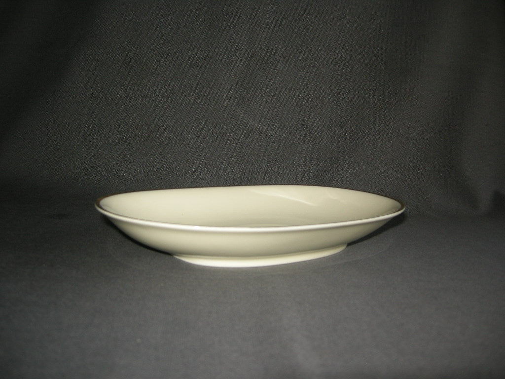 Heinrich Anmut 16438 roomwit met goudkleurig randje vleesschaaltje 23,5 x 14,5 cm.