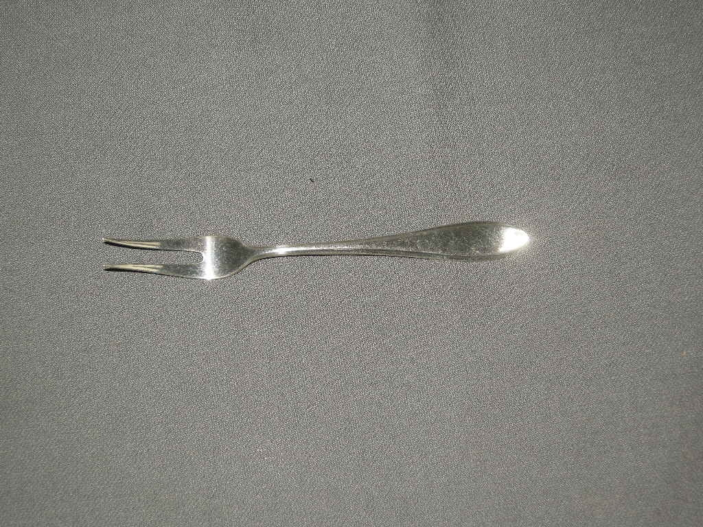 Keltum verzilverd P8 puntfilet vleesvorkje 13 cm.