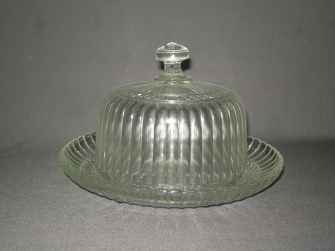 stolpen en schalen met stolp