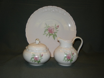 Porcelaine Rose Drache met decor van grote rozen
