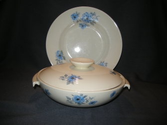 Marianne roomwit met grote blauwe bloemen