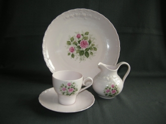Porcelaine Rose Drache met decor van kleine rozen