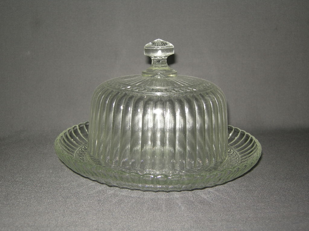 stolpen en schalen met stolp