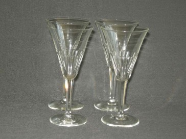 gebruikt glas / kristal glazen 001. c 4 glazen met geslepen been en facetten in kelk