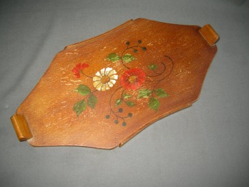 dienbladen 002. hout met bloemdecor