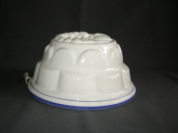 diverse puddingvormen 002. wit met blauwe rand