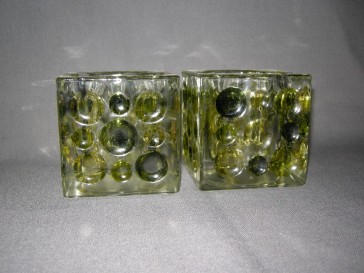 Gebruikt glas - kristal kandelaars + theelichthouders 002. 2 zware vierkante theelichthouders