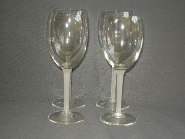 gebruikt glas / kristal glazen 003. a 4 wijnglazen met wit been 