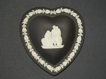 Wedgwood Jasperware zwart - wit 005. hartje afbeelding personen