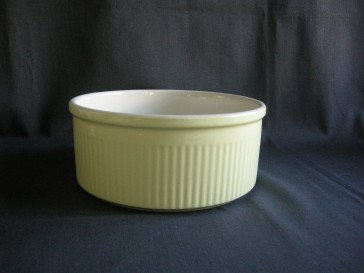 Petrus Regout parafeu geel 005. souffleschaal O20 cm.