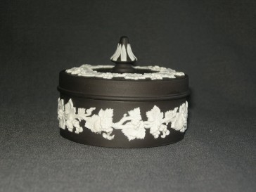 Wedgwood Jasperware zwart - wit 006. dekselschaaltje rond O7,5 cm.
