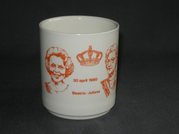 Koninklijk Huis 006. niet gemerkt herdenkingsmok kroningsjaar Beatrix