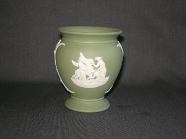 Wedgwood Jasperware groen 007. vaasje