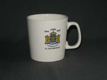 Militaria + bevrijding 007. mok Nederland 25 jaar bevrijd