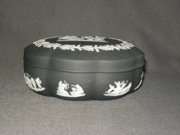 Wedgwood Jasperware zwart - wit 007. dekselschaaltje schulp O12,5 cm.