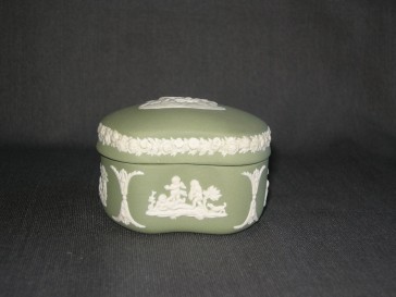 Wedgwood Jasperware groen 010. dekseldoosje