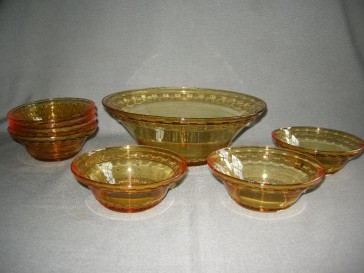 gebruikt glas - kristal geel 010. 8-delige dessertset