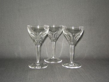 gebruikt glas / kristal glazen 013 c. 3 borrelglaasjes, hoogte 11,7 cm.