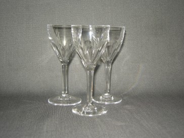 gebruikt glas / kristal glazen 013 d. 3 borrelglaasjes, hoogte 10,5 cm.