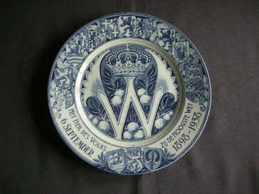 Koninklijk Huis 022. Societe Ceramique wandbord inhuldiging Wilhelmina