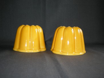 diverse puddingvormen 047. 2x okergeel