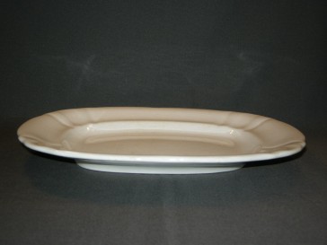 Petrus Regout Wellington 012. schaal rechthoekig 29,5 cm. met verkleuring
