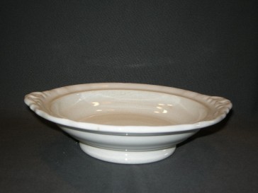 Petrus Regout Wellington 015. schaal rond op voet O23 cm.