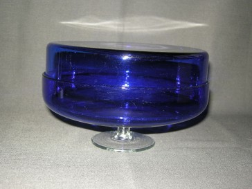 gekleurd glas 017 donkerblauwe schaal met deksel op blank voetje
