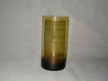gekleurd glas 001 b beker, doorsnee 6,5 cm., okergeel