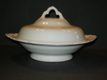 Petrus Regout Wellington 021. schaal rond op voet met deksel O26 cm.