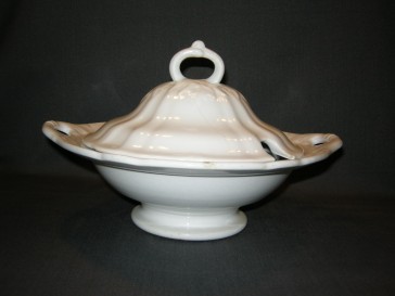 Petrus Regout Wellington 023. schaal rond op voet met deksel O27 cm.