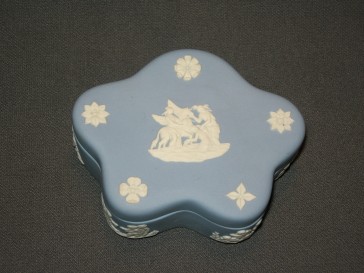 Wedgwood Jasperware blauw 026. dekselschaaltje met afbeelding paard