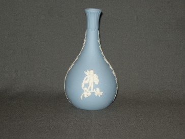 Wedgwood Jasperware blauw 028. vaasje smalle hals