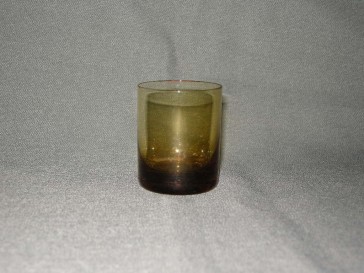 gekleurd glas 002 a borrelglaasje, doorsnee 5 cm., okergeel
