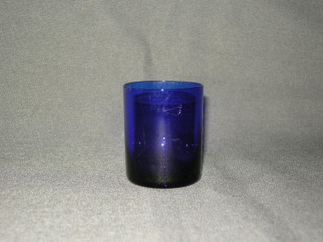 gekleurd glas 002 b borrelglaasje, doorsnee 5 cm., donkerblauw